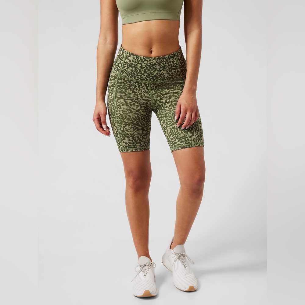 Athleta Ultimate Stash II 7” short